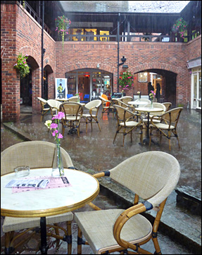 rufus court in rain