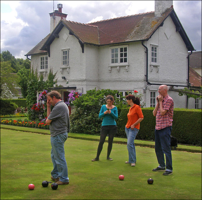 playing bowls in alexandra park 2009
